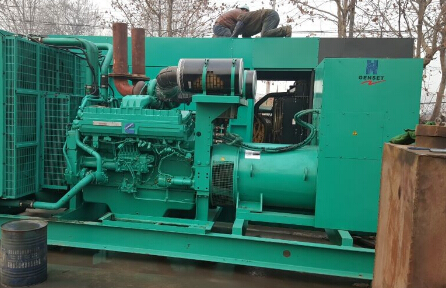 姑苏发电机组如何判断水冷式机油散热器内部是否需要清洗？